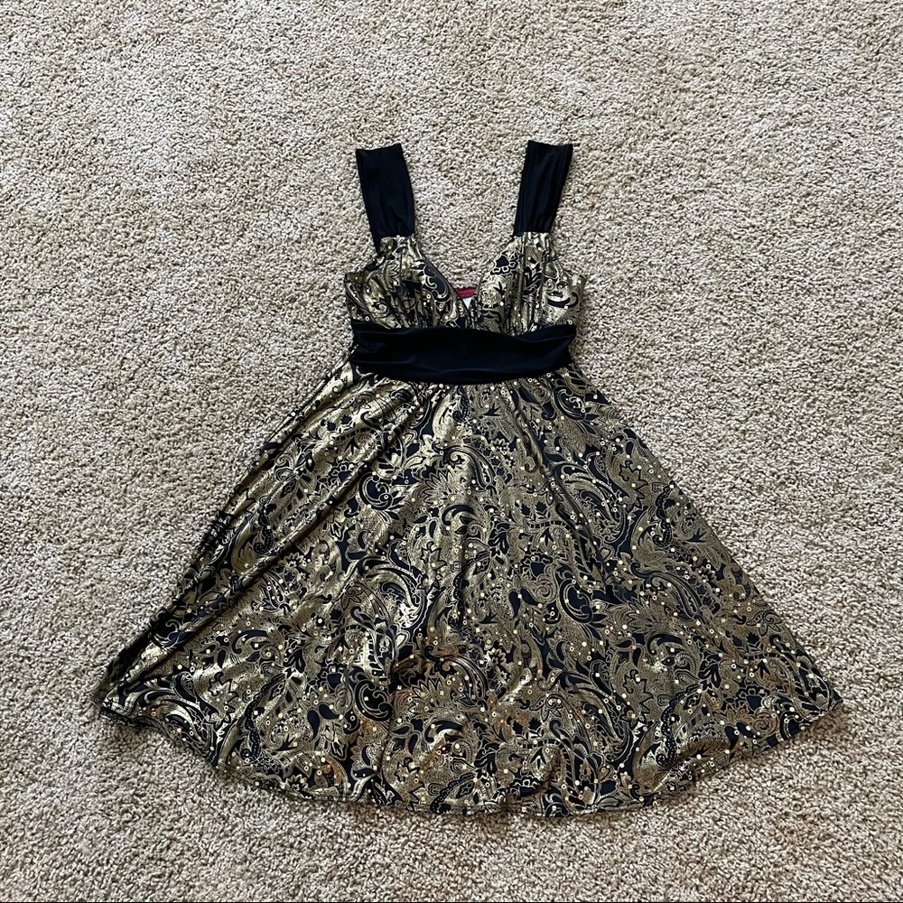 Cute gold and black dress!